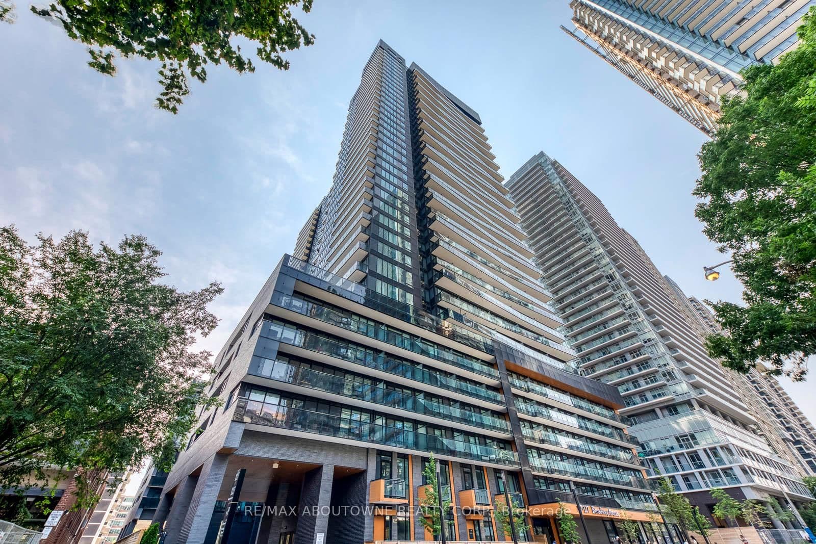 117 broadway Avenue, Unit 1012