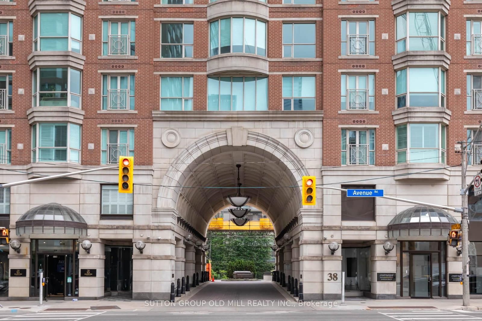 #700 - 38 Avenue Road