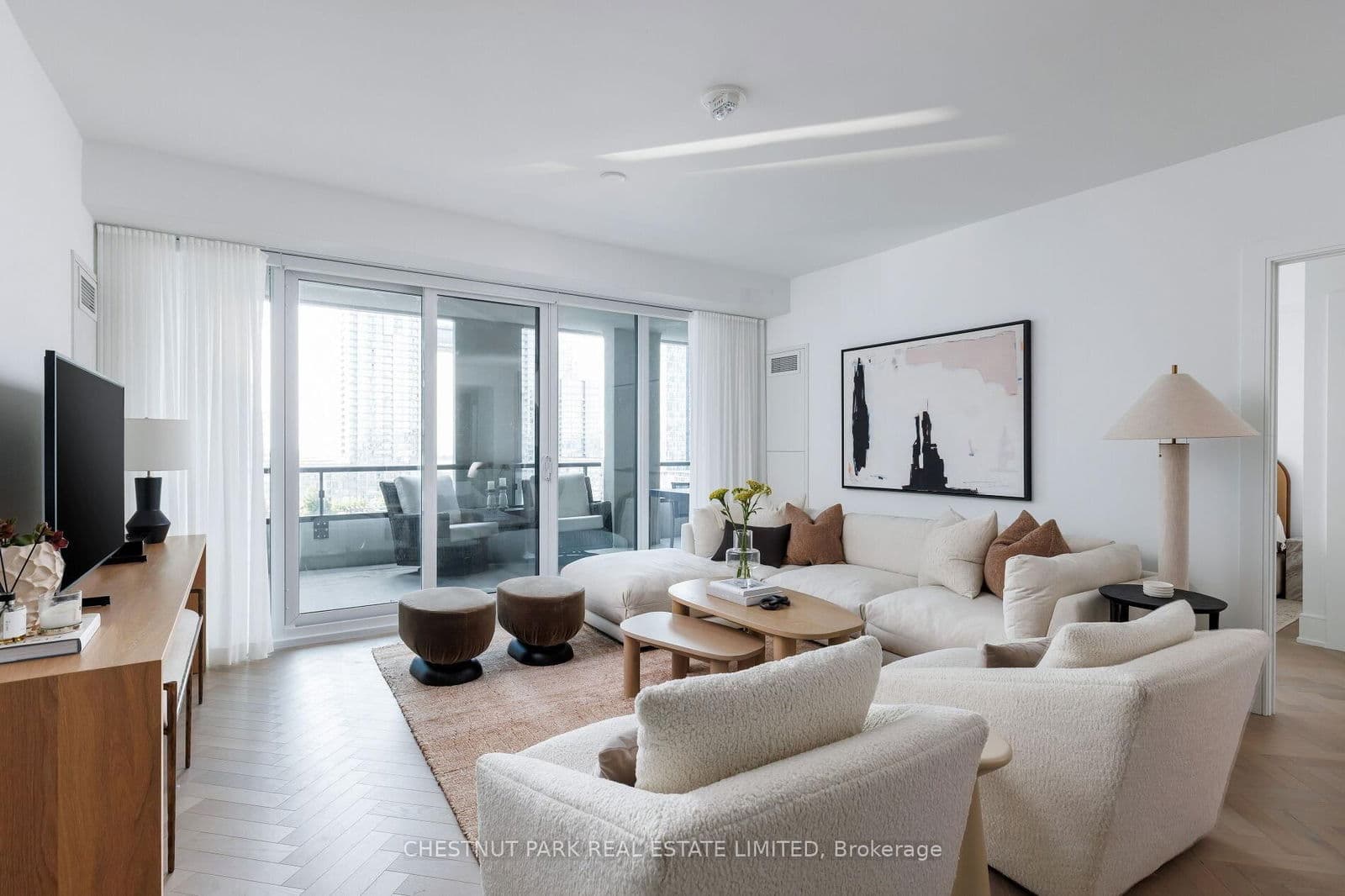 #907 - 455 Wellington Street W