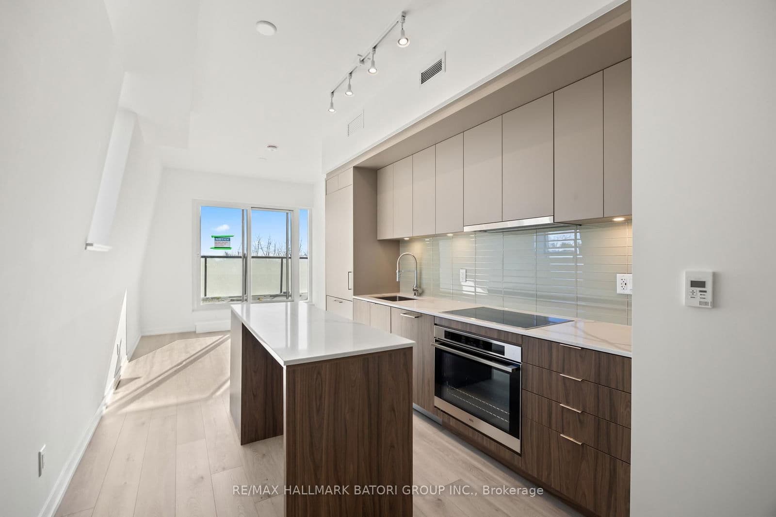 863 St. Clair Avenue W, Unit 405