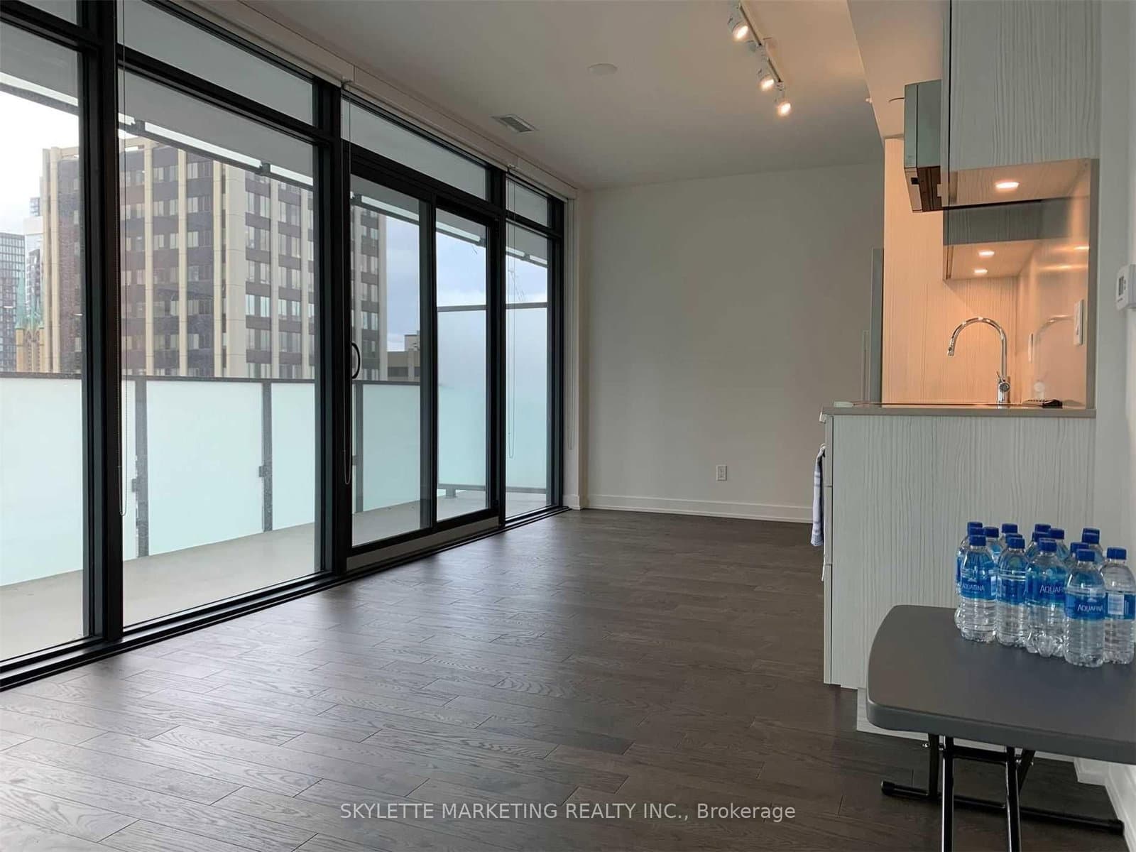 25 Richmond Street E, Unit 812