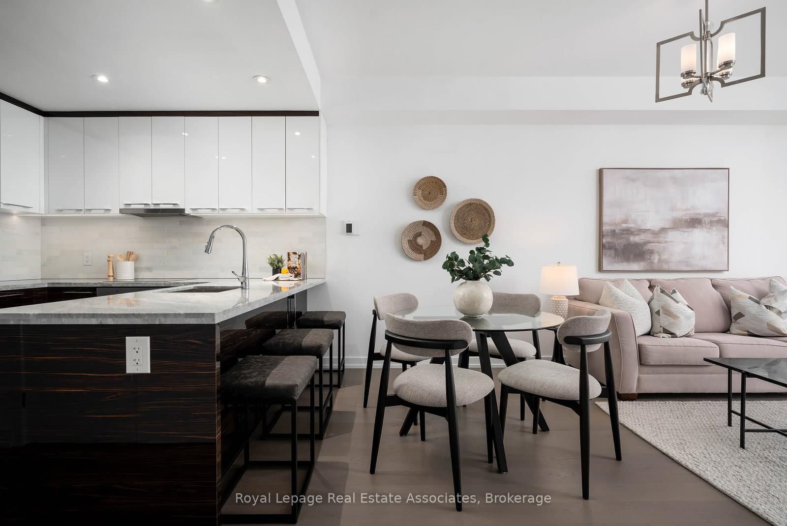 488 University Avenue, Unit 3706