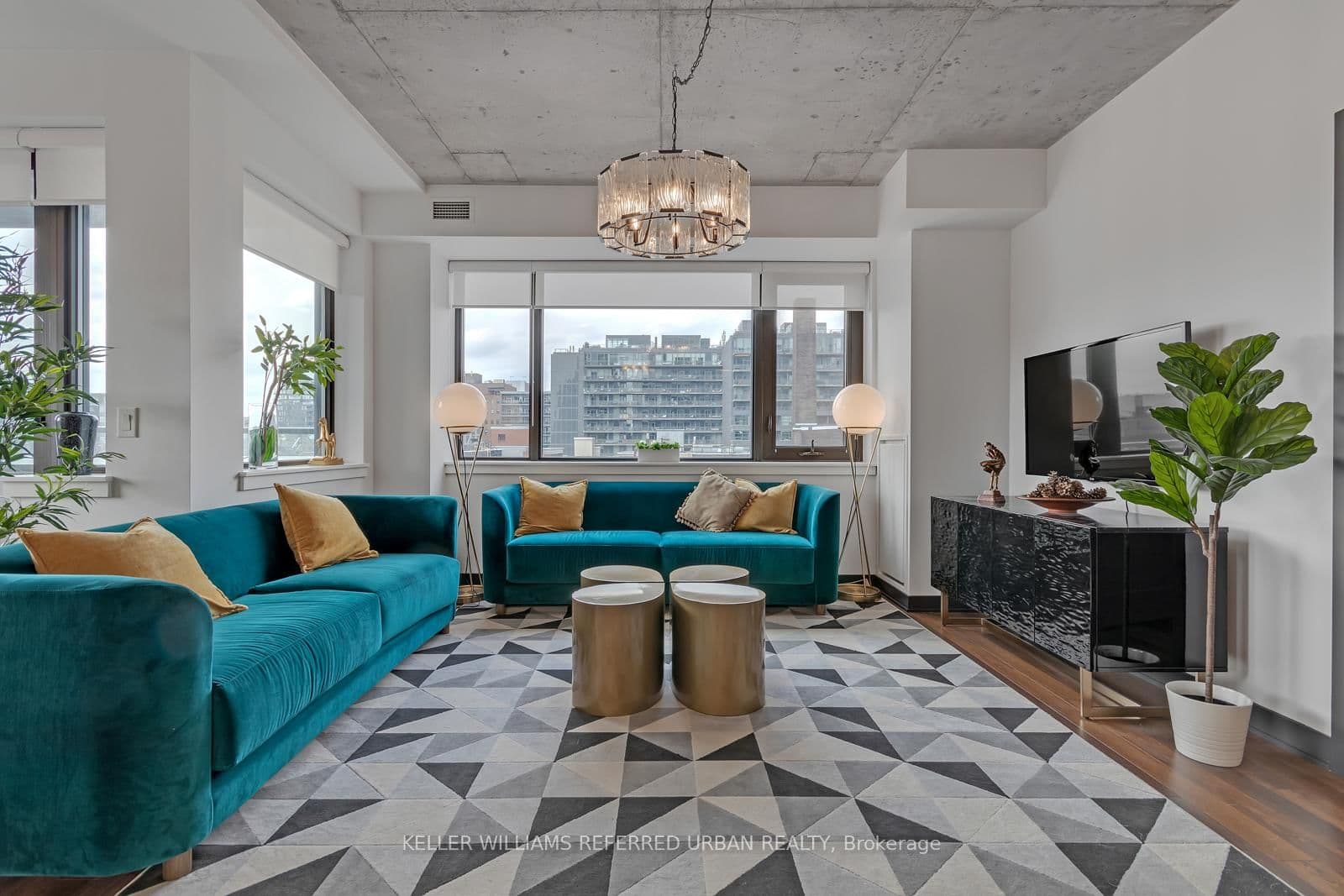 #710 - 400 Wellington Street W