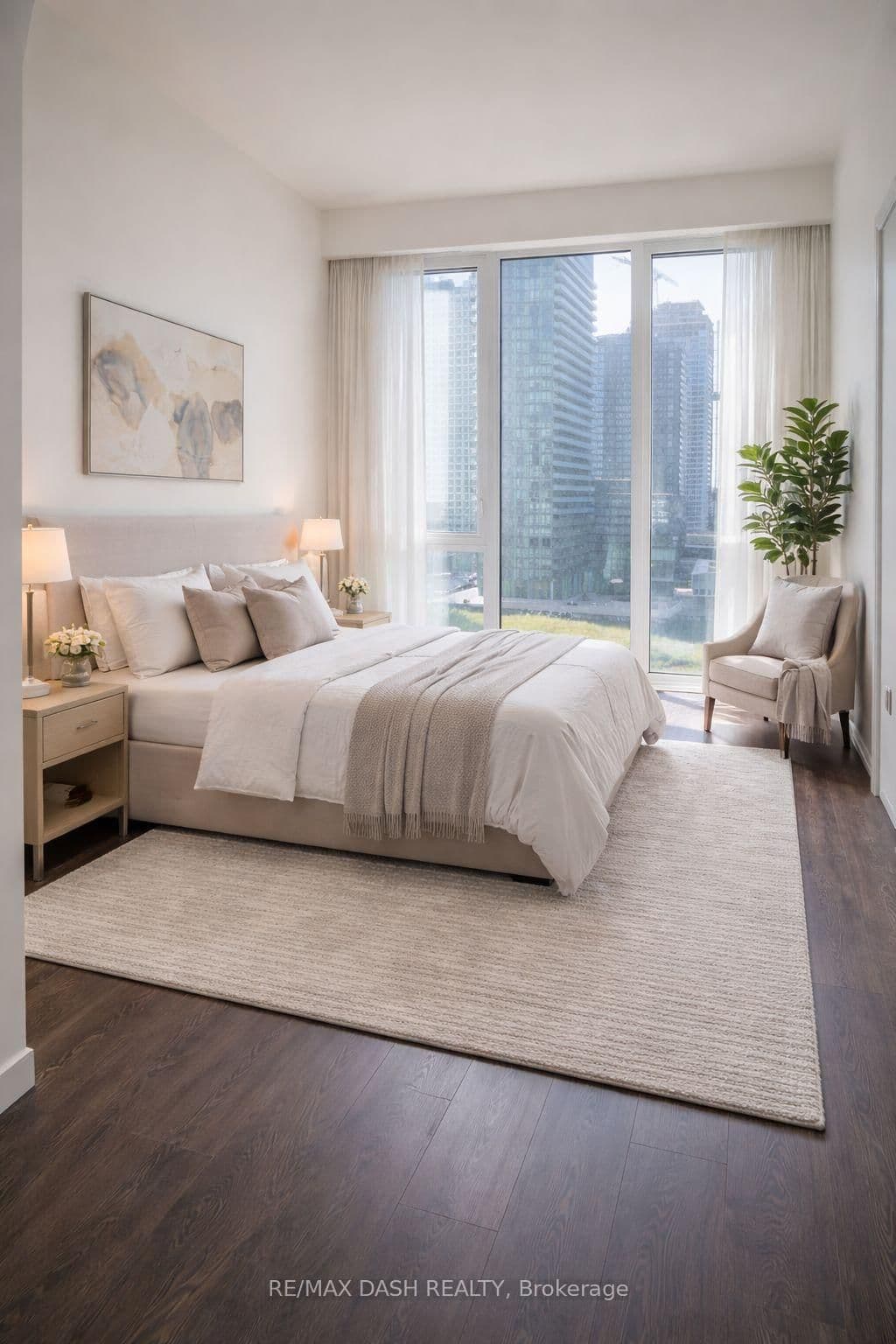 #806W - 27 Bathurst Street