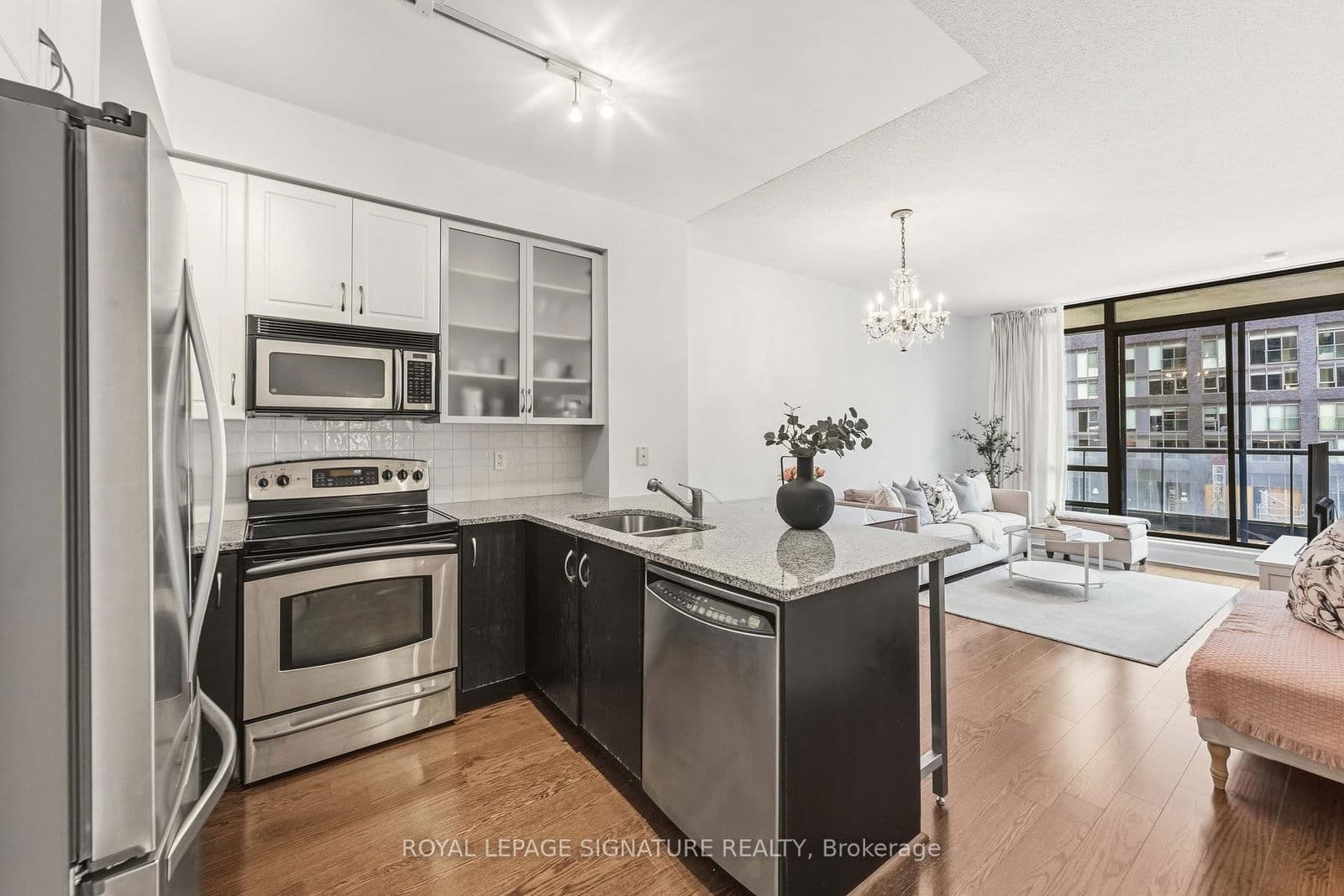 #712 - 438 King Street W