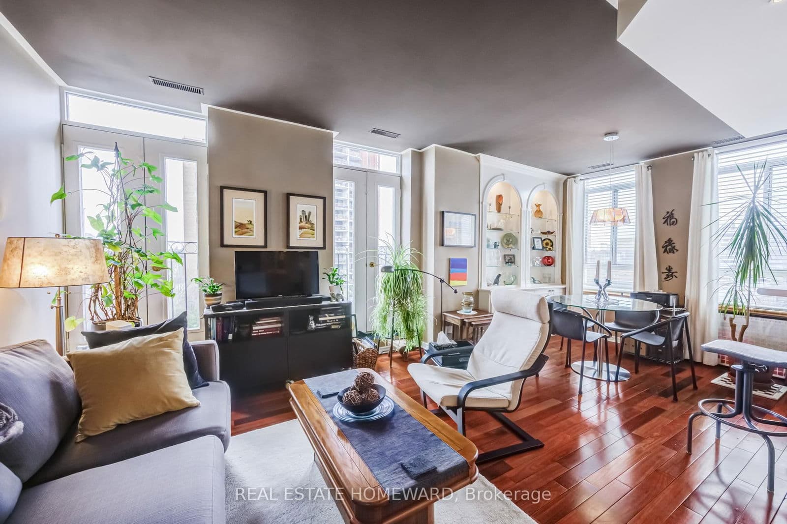 #702 - 135 Maitland Street