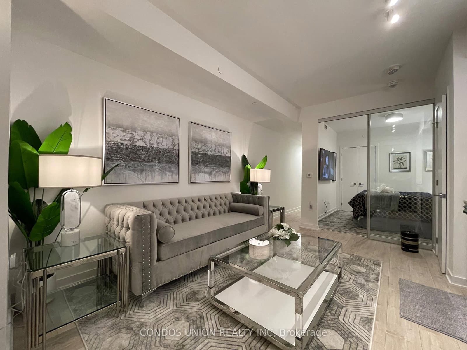 #1006 - 357 E King Street W