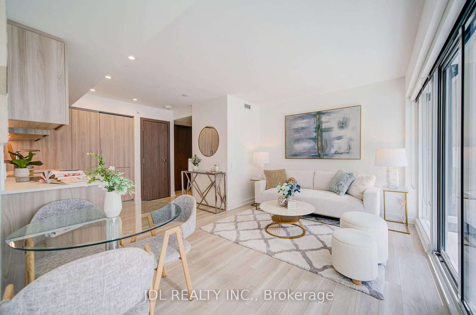 #902 - 17 Bathurst Street