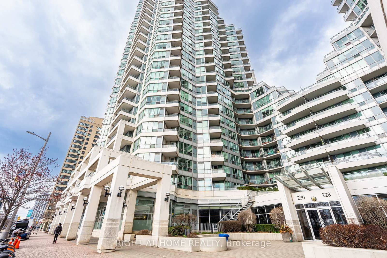 #918 - 230 Queens Quay W
