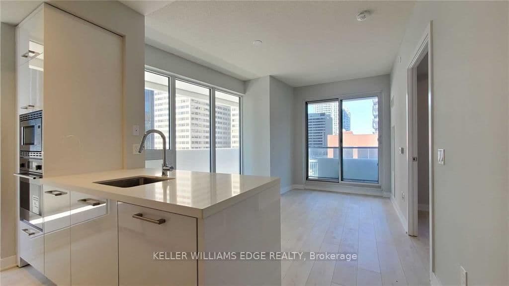 #809 - 2221 Yonge Street