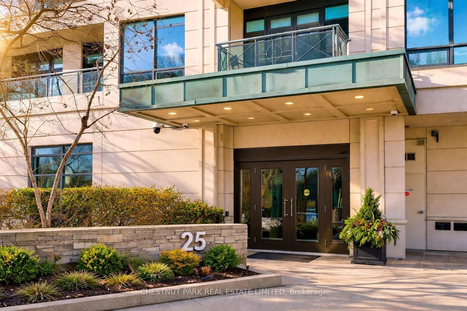 #909 - 25 Scrivener Square