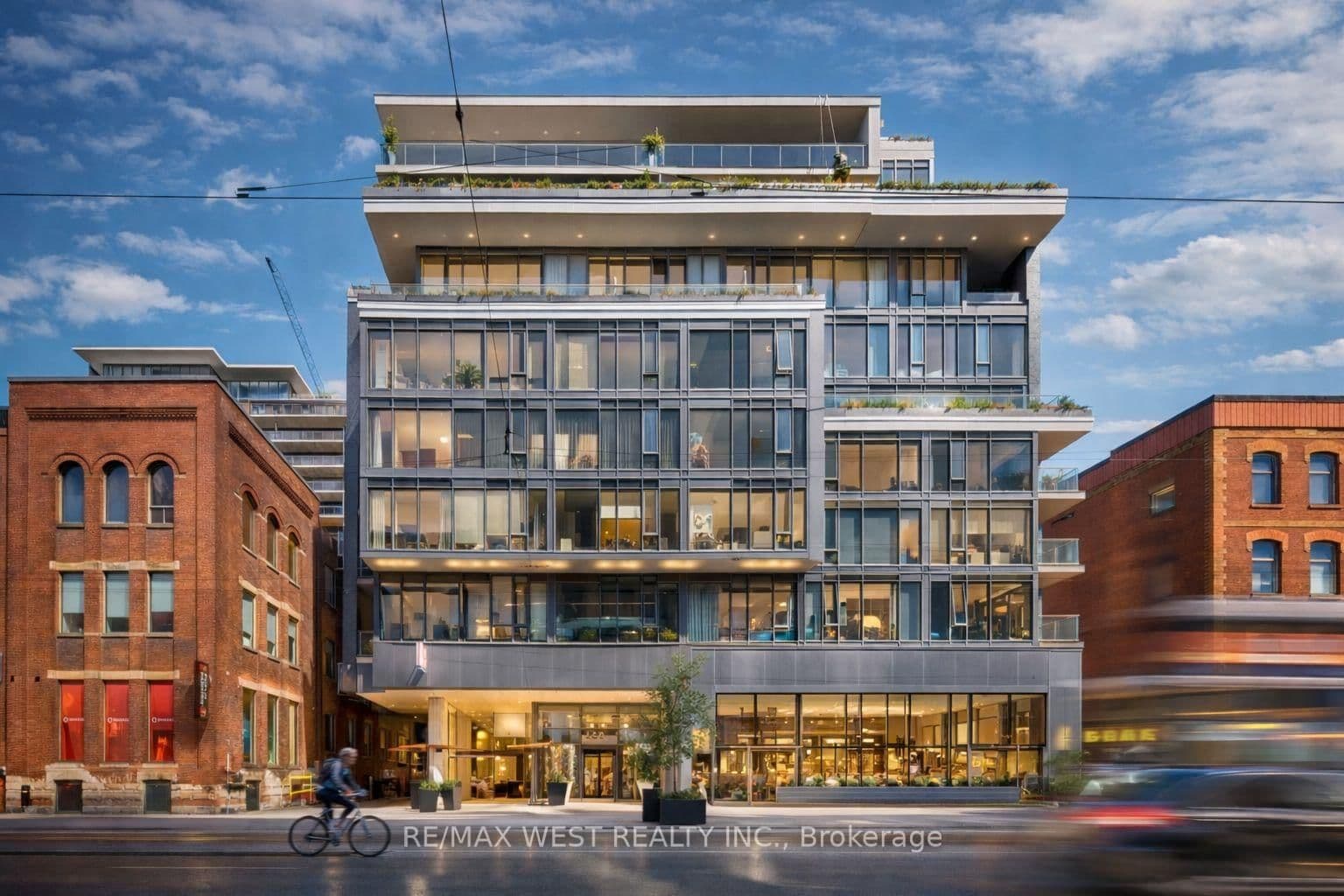 #310 - 650 King Street W