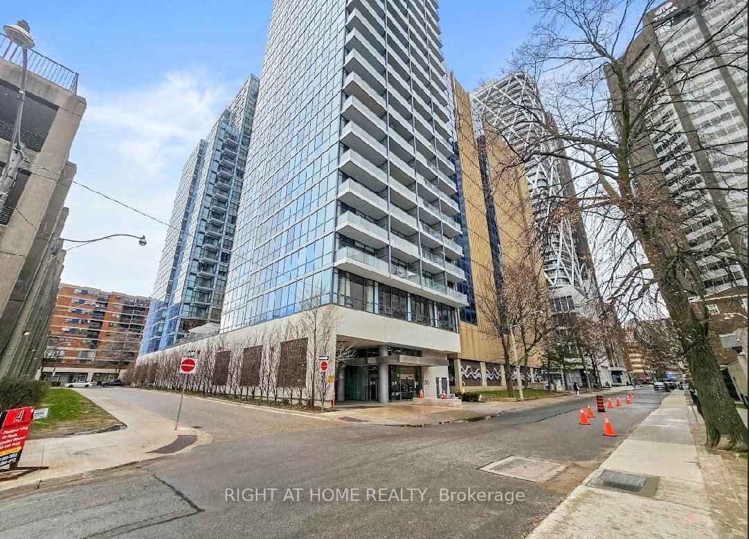 #2011 - 210 SIMCOE Street