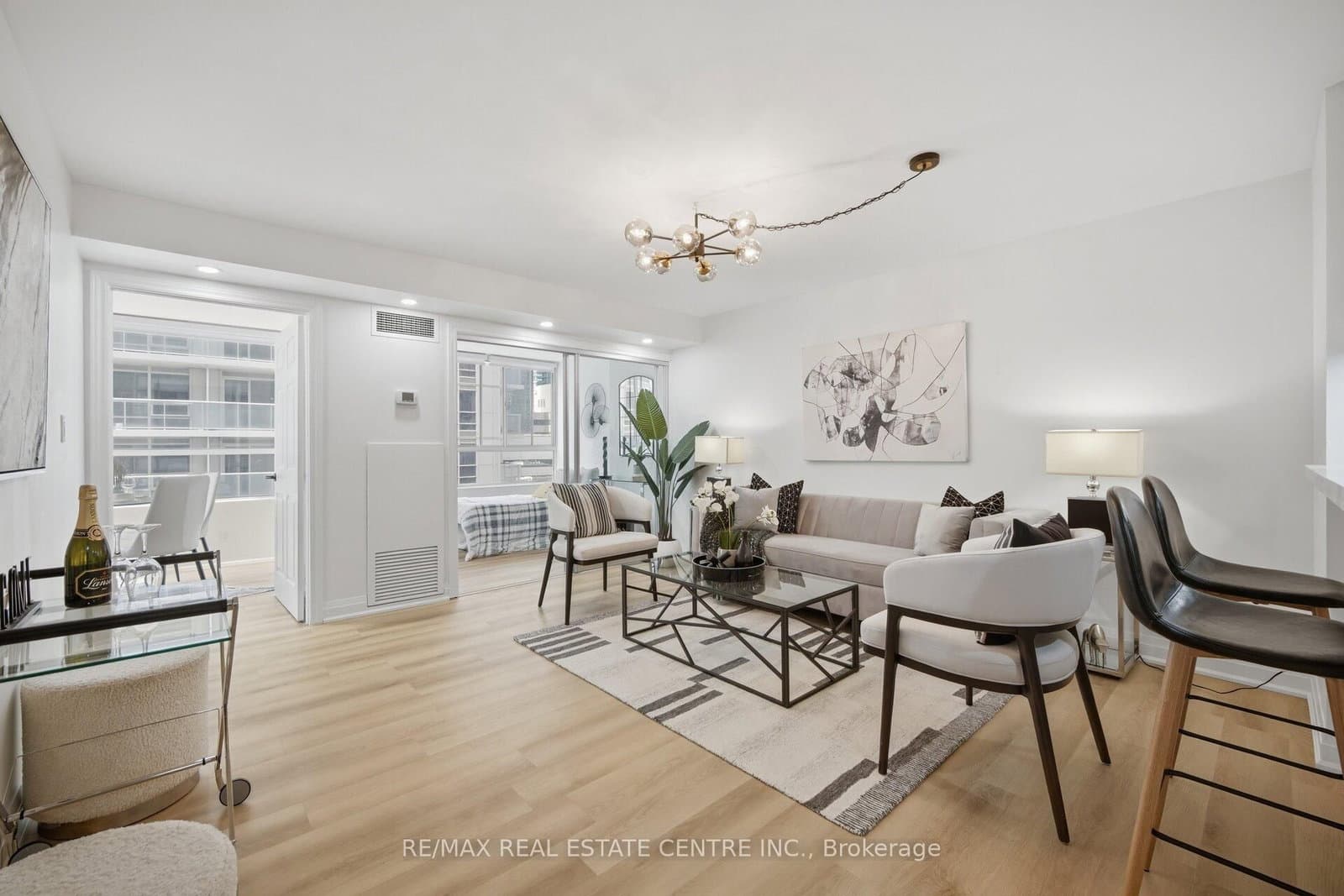 #1009 - 717 Bay Street