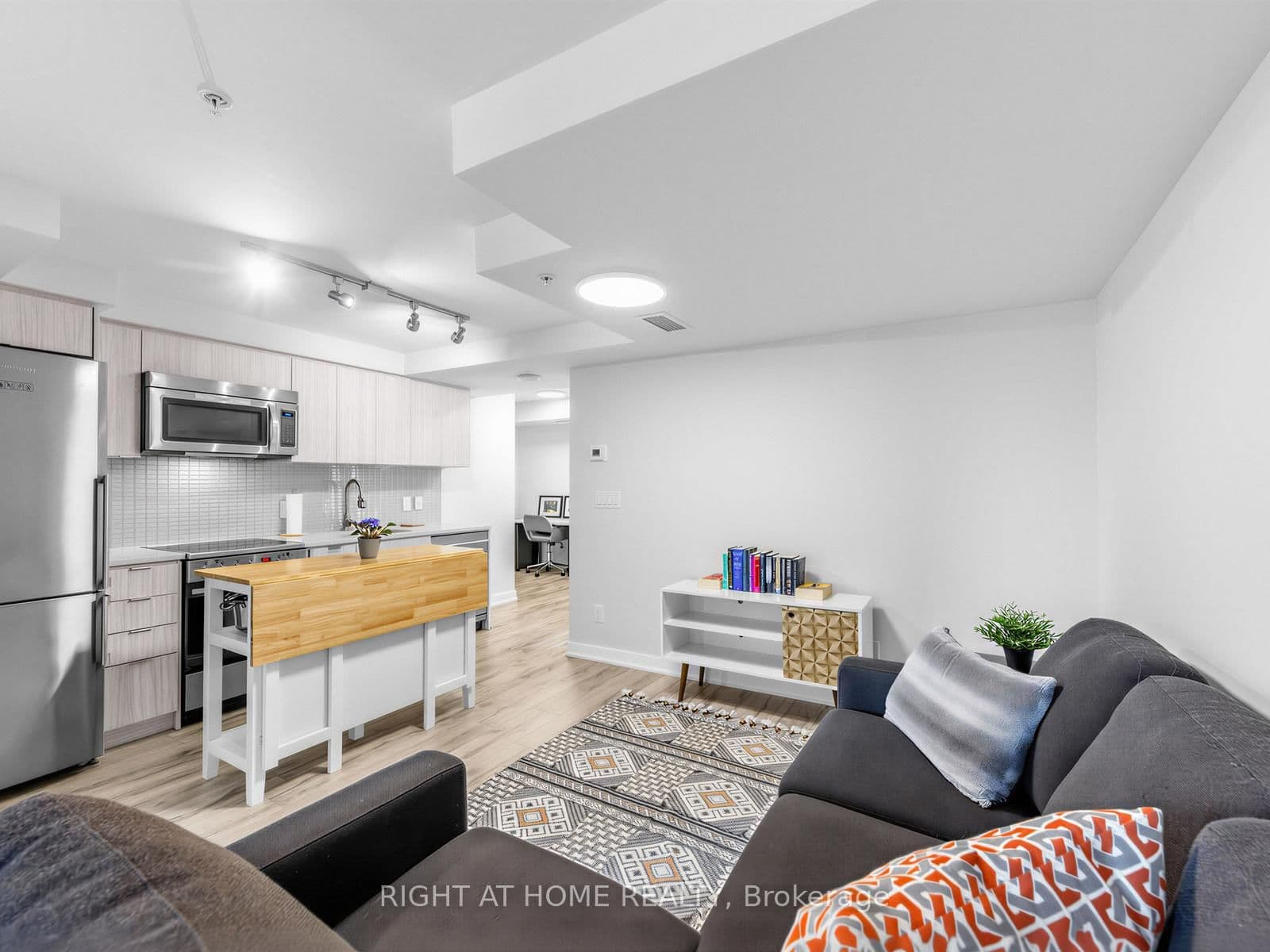 #1210 - 295 Adelaide Street W