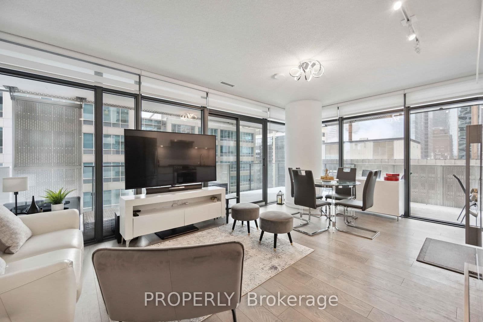 25 Richmond Street E, Unit 1105