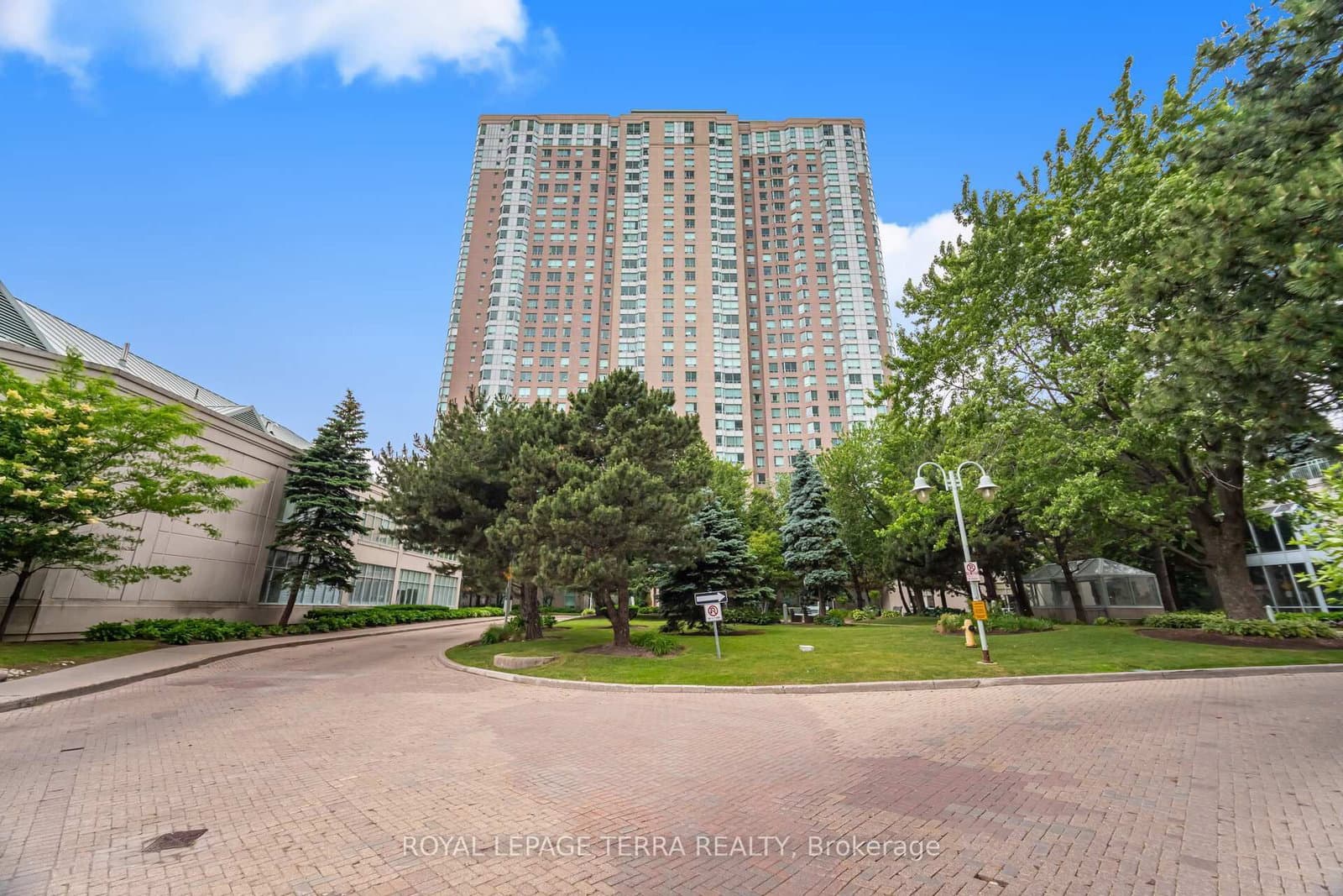 #833 - 68 Corporate Drive