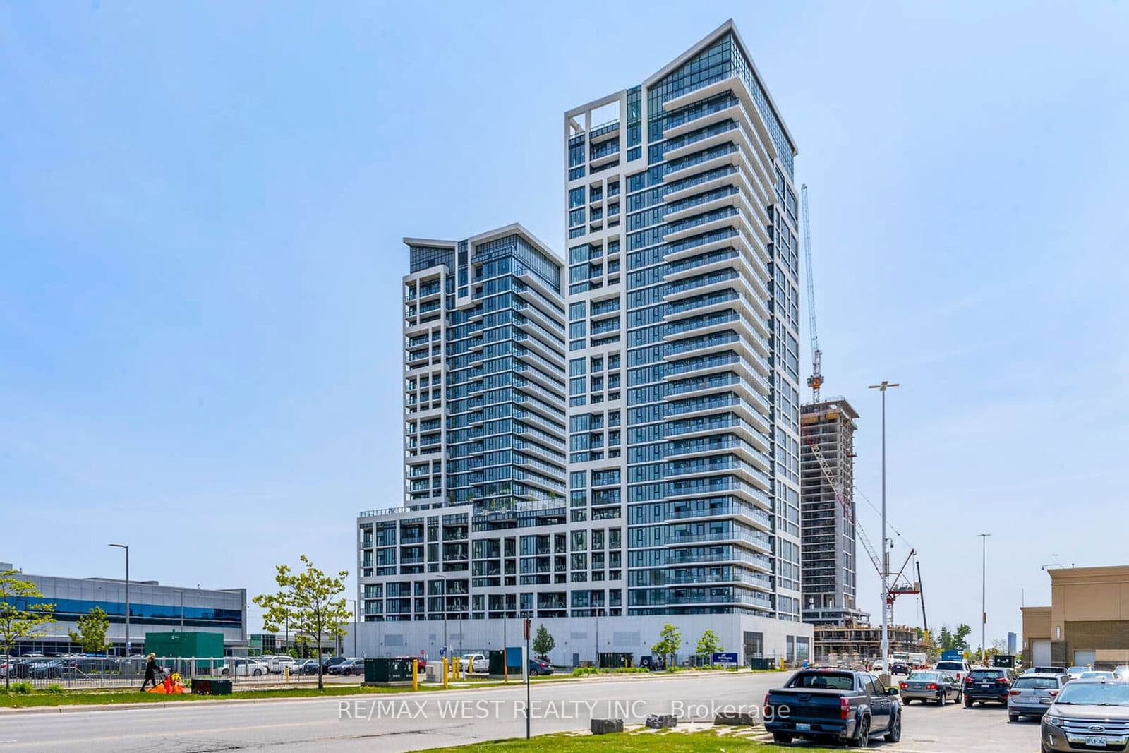 8960 Jane Street, Unit 820