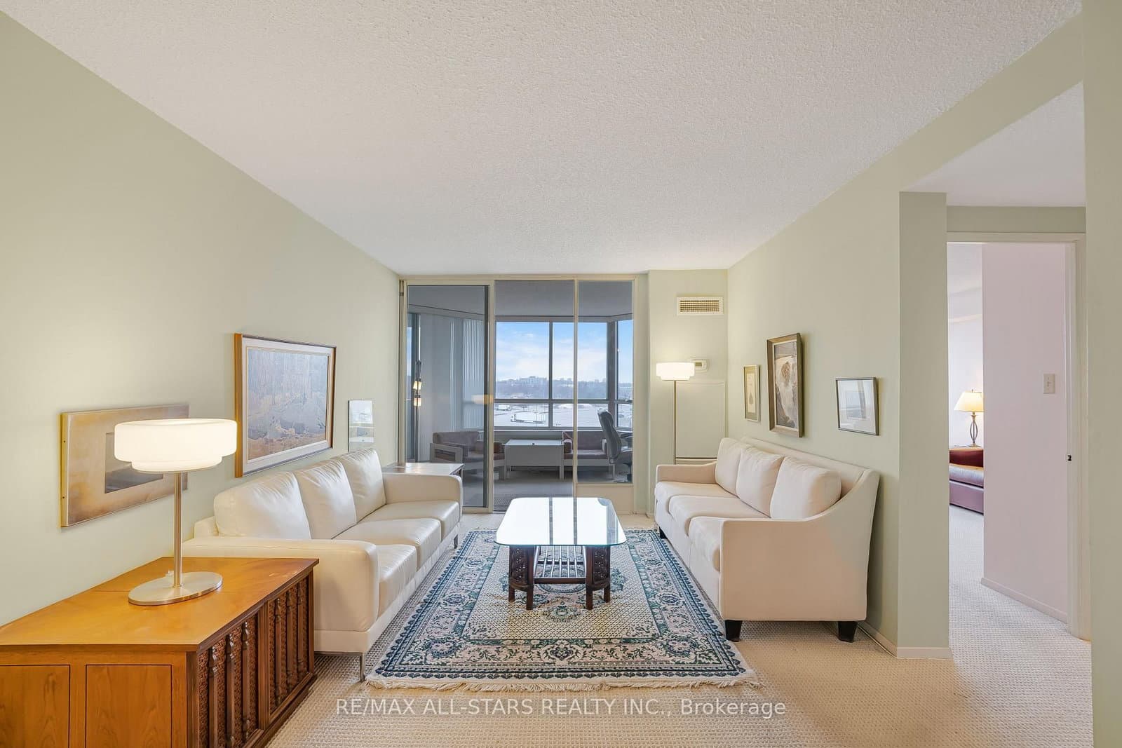 #817 - 25 Austin Drive