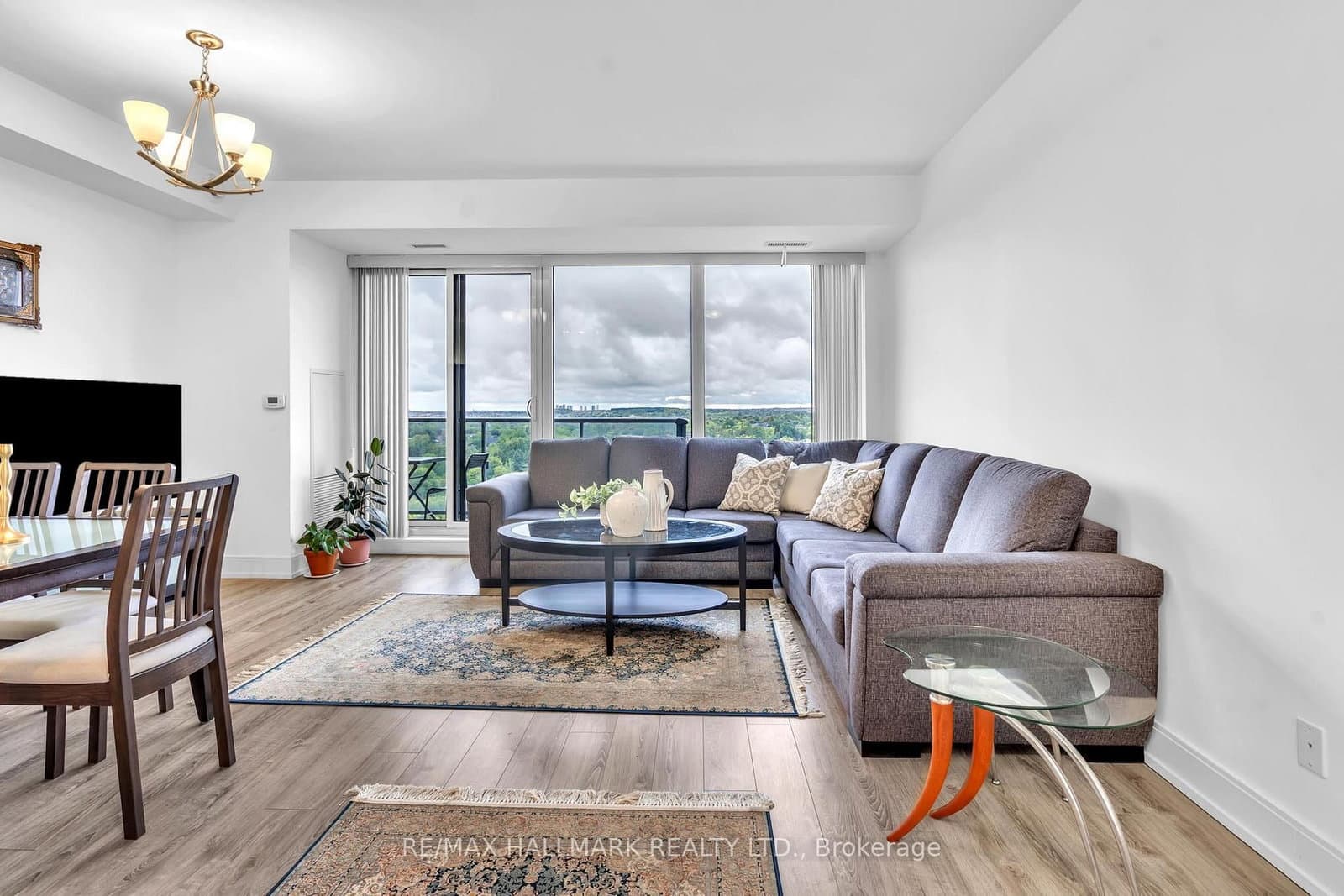 #1609A - 9608 Yonge Street