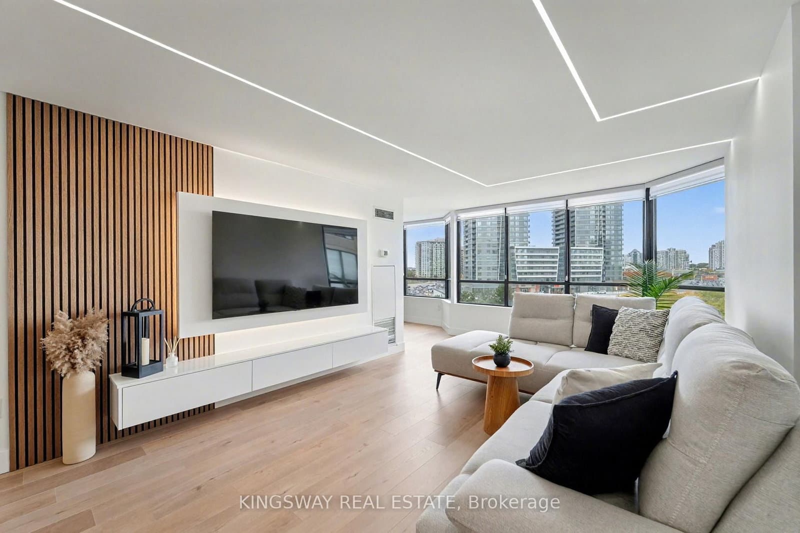 #712 - 7420 Bathurst Street