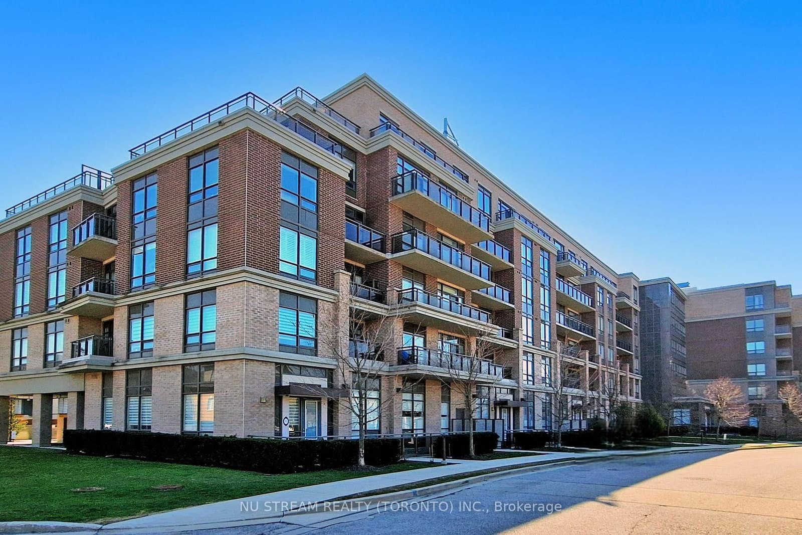 #535 - 540 Bur Oak Avenue