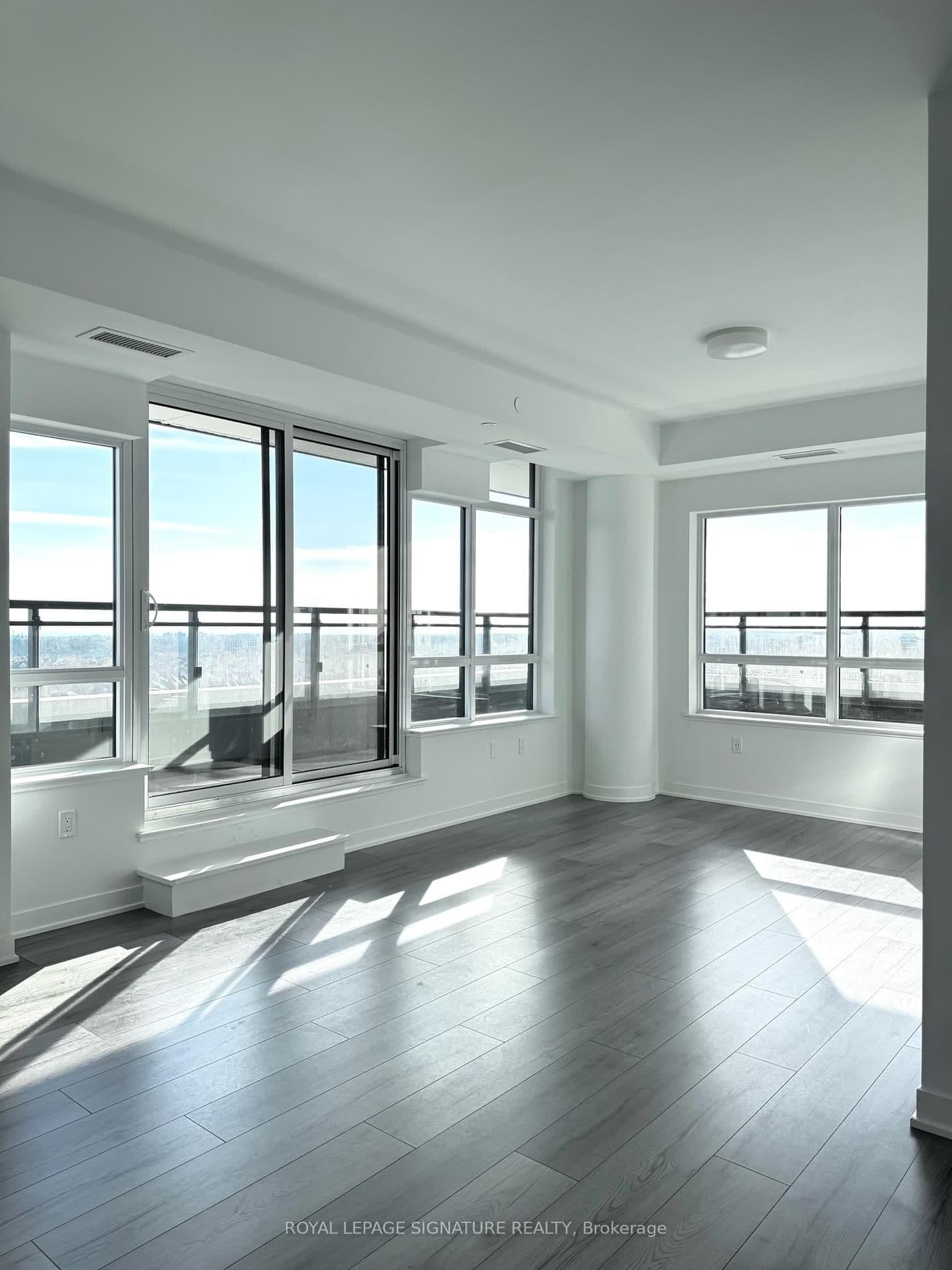 395 Dundas Street W, Unit 817