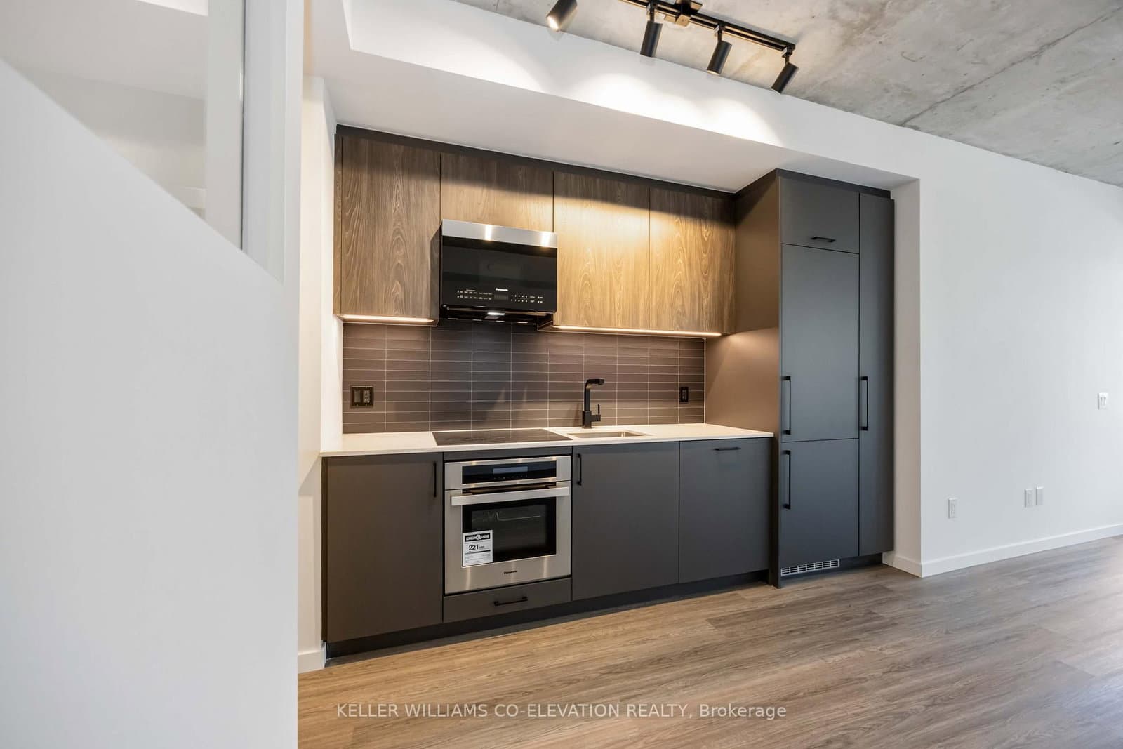 689 The Queensway Street, Unit 220