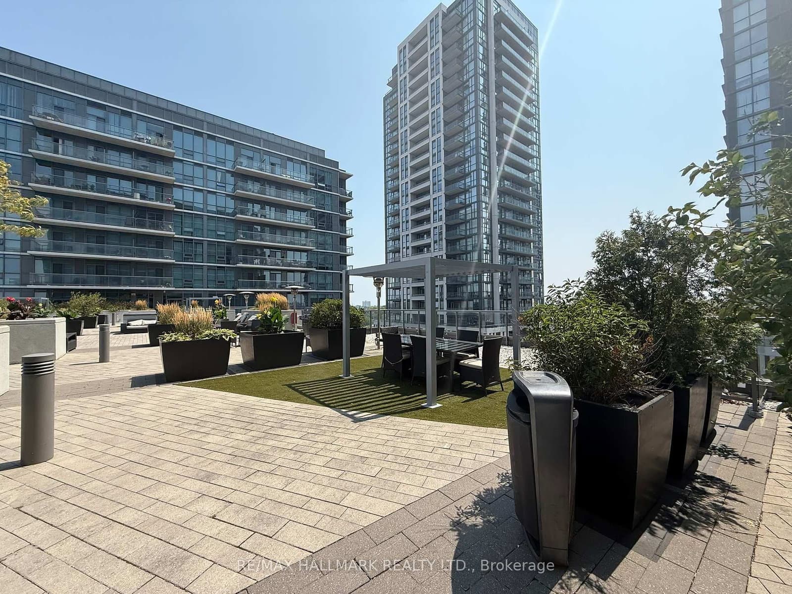 #1211 - 1185 The Queensway Street