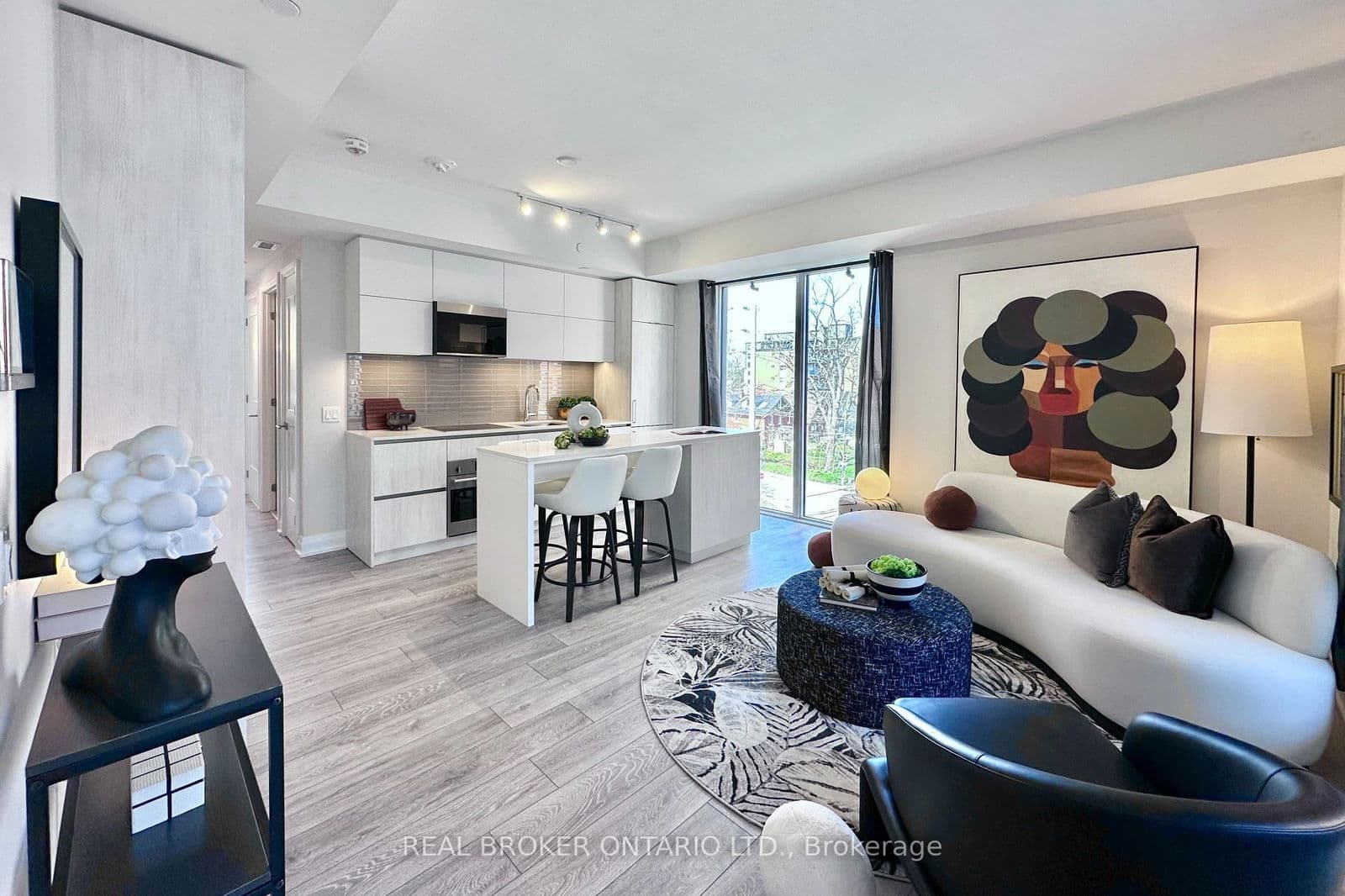 #518 - 21 Park Street E