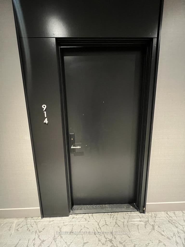 #914 - 270 Dufferin Street