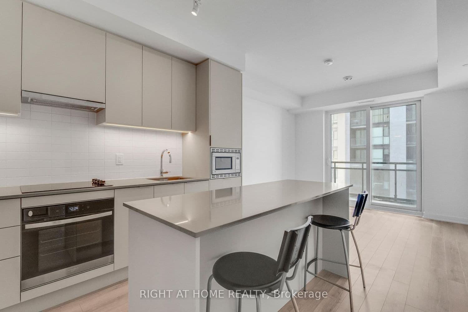 #902 - 3071 Trafalgar Road