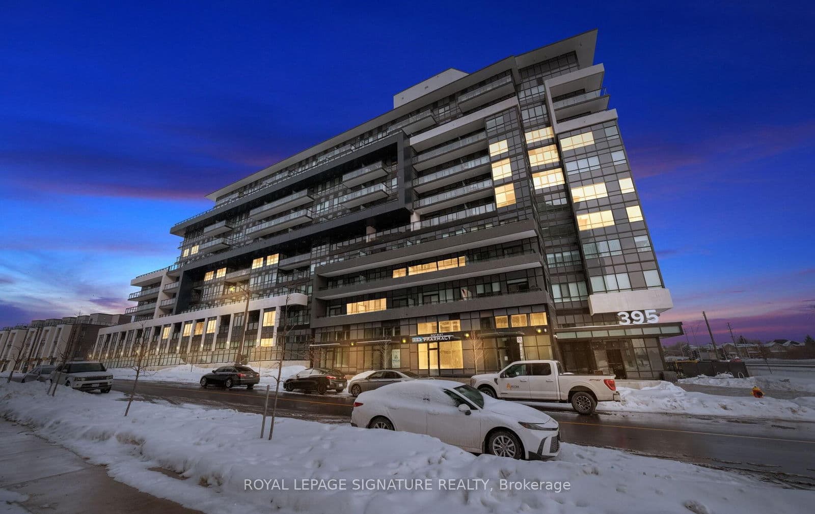 395 Dundas Street W, Unit 716