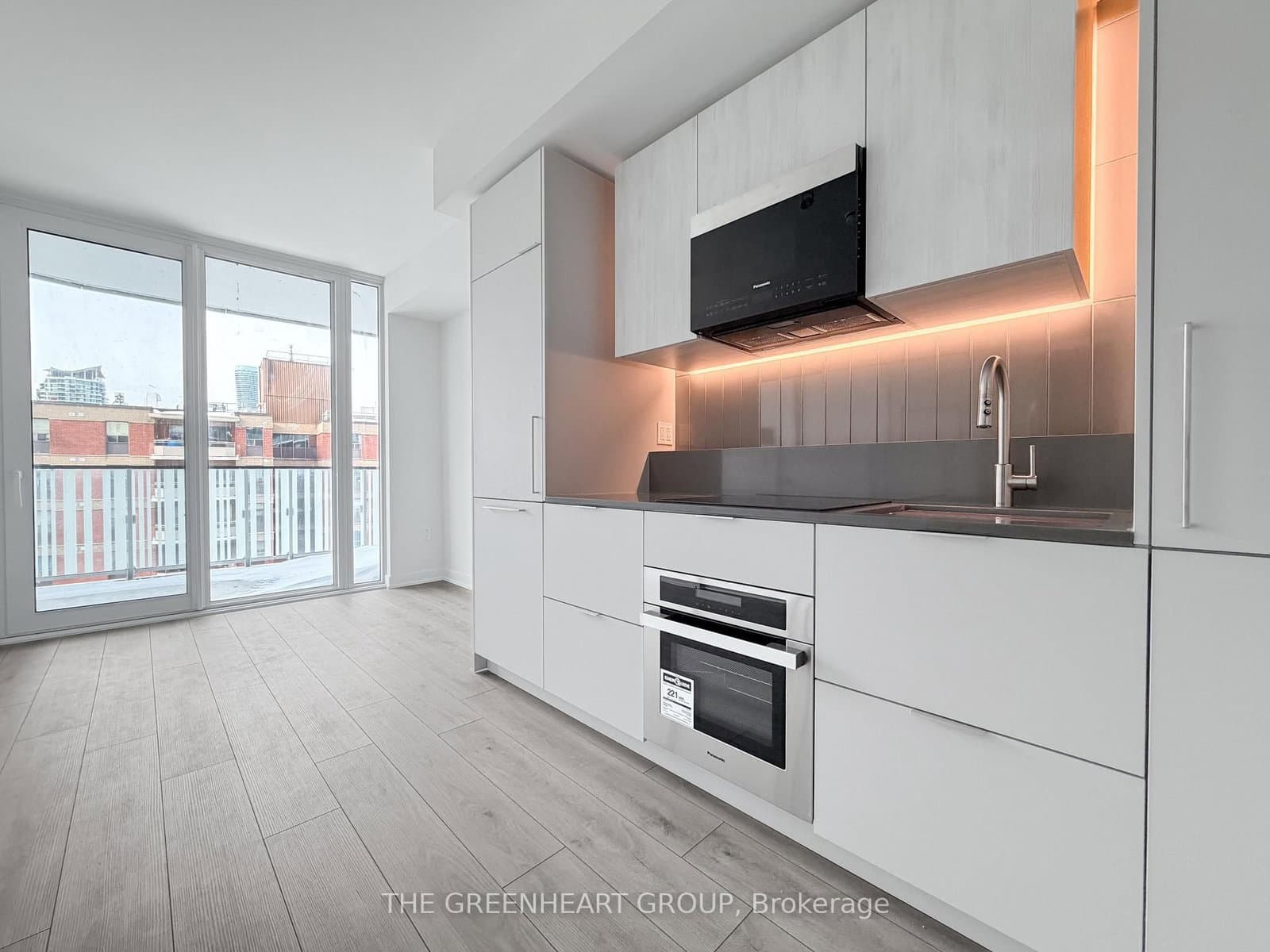 1 Fairview Road E, Unit 807