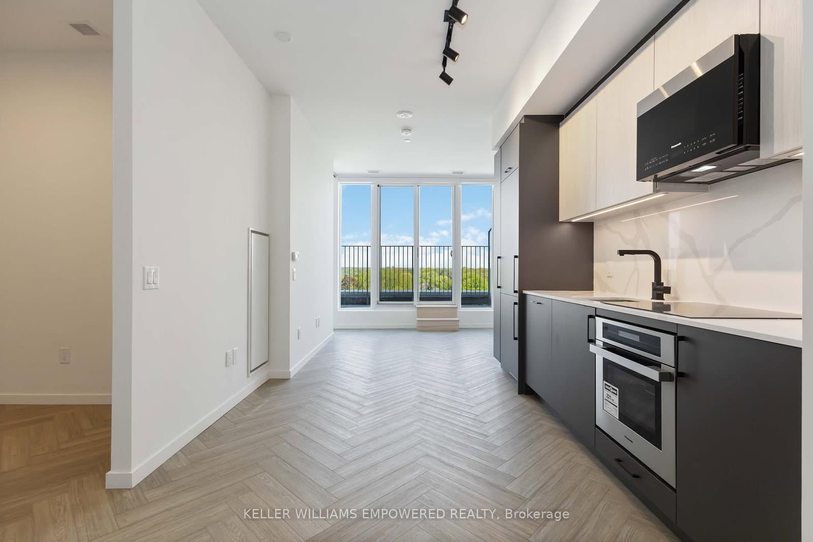 #818 - 689 The Queensway Street