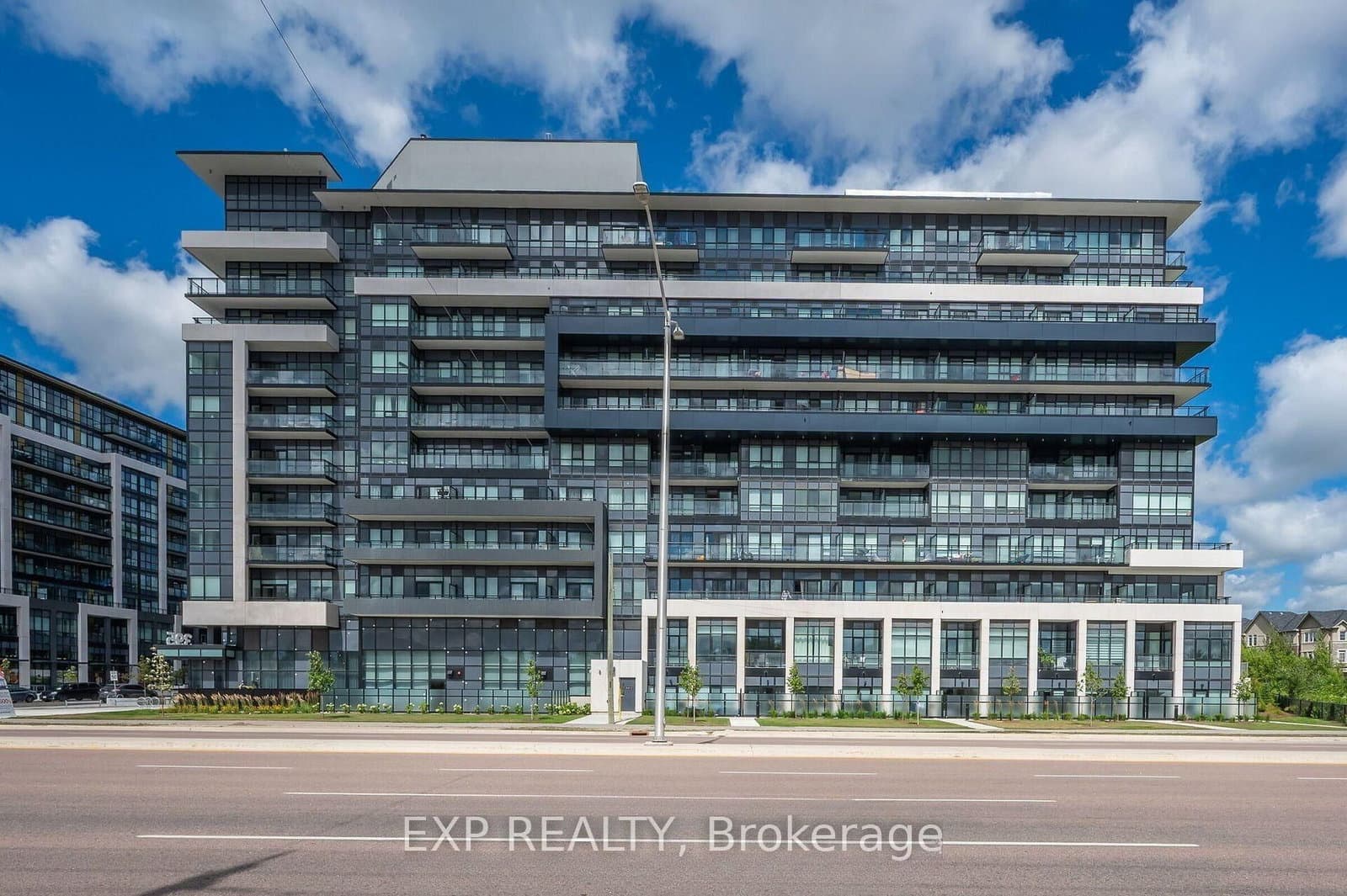 #525 - 395 Dundas Street W