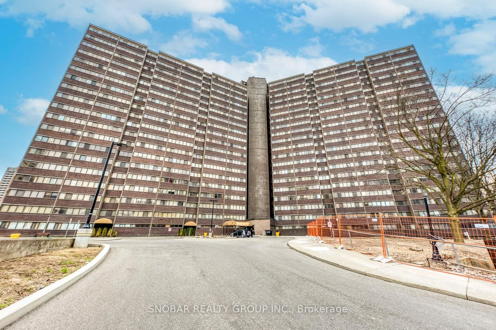 #810 - 11 Wincott Drive