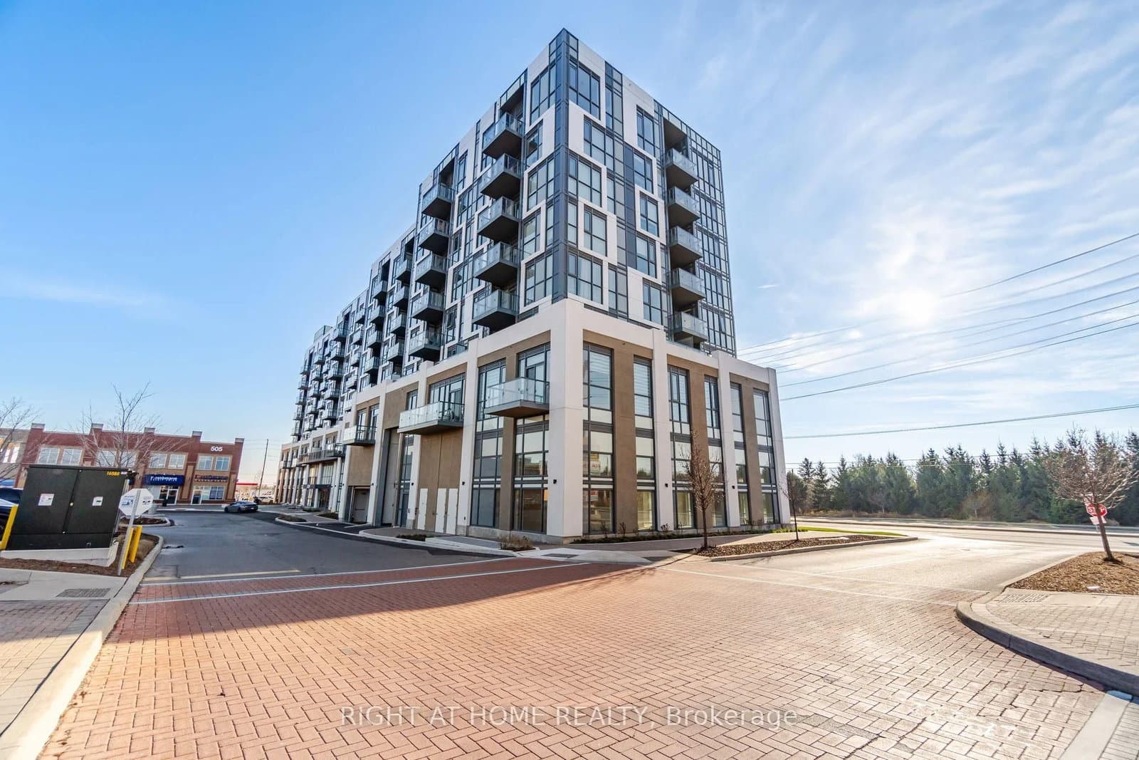 #606 - 509 Dundas Street W