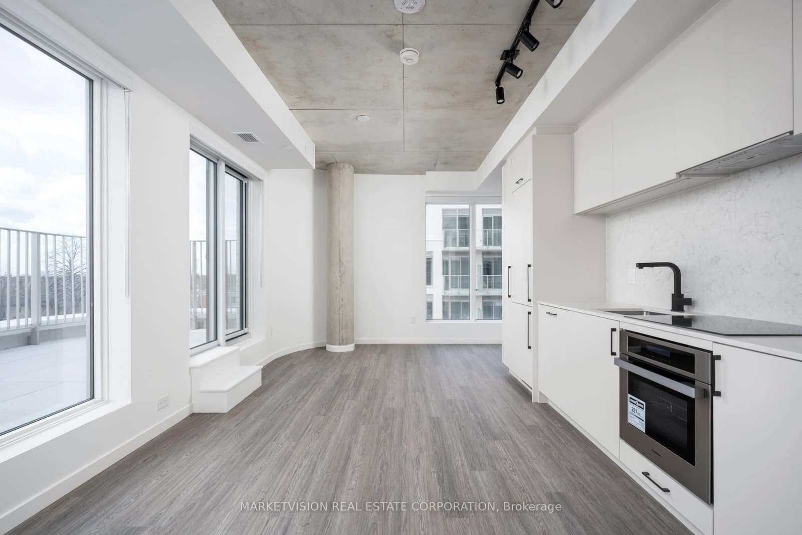 689 The Queensway, Unit 428