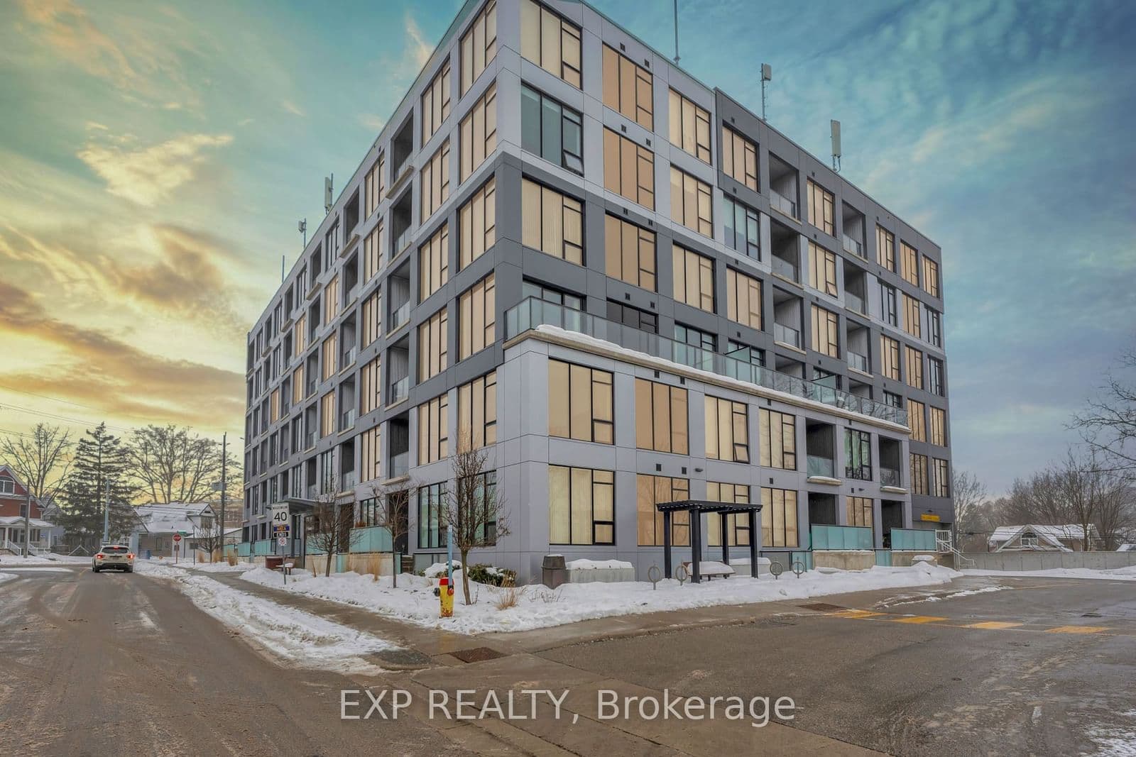 690 King Street W, Unit 203