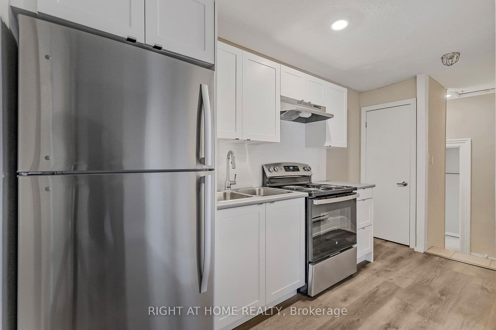 82 Welland Avenue, Unit 10