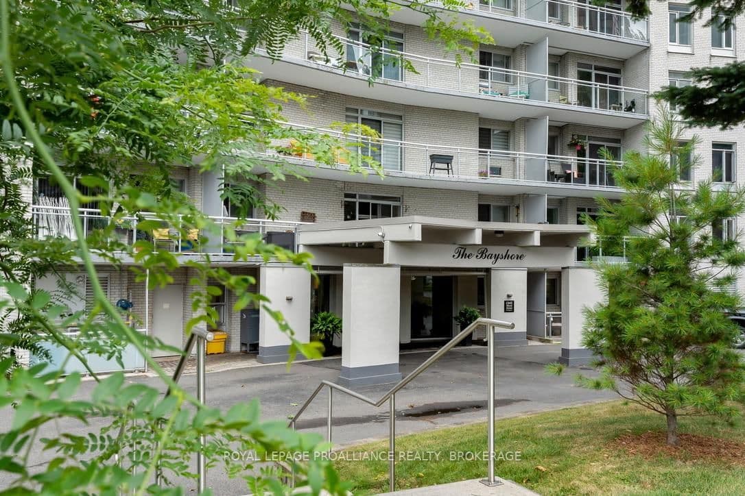 #604 - 1 Mowat Avenue