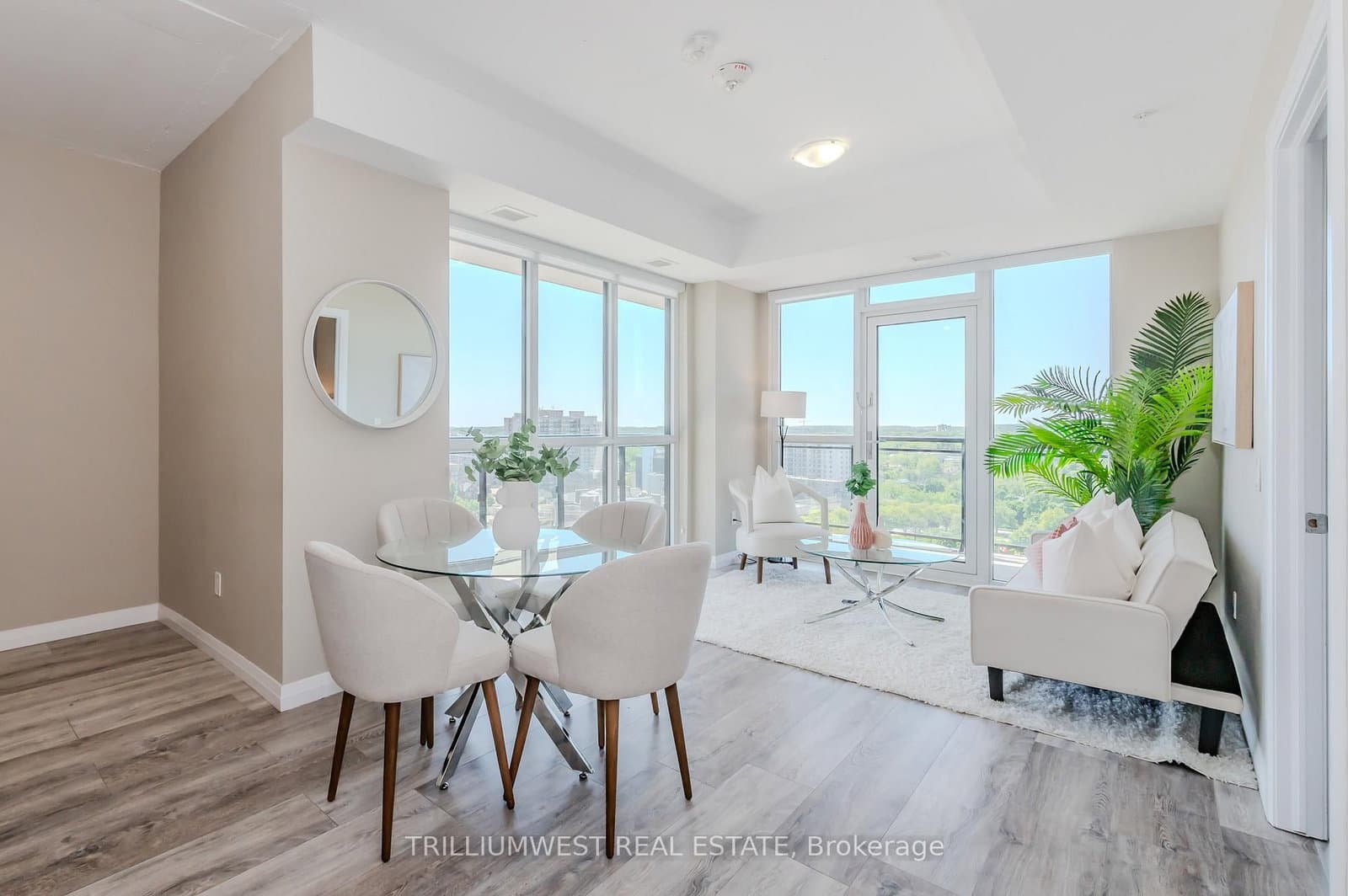 60 Charles Street W, Unit 1605