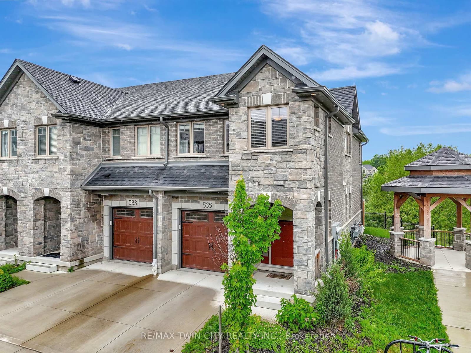 535 Hollybrook Crescent